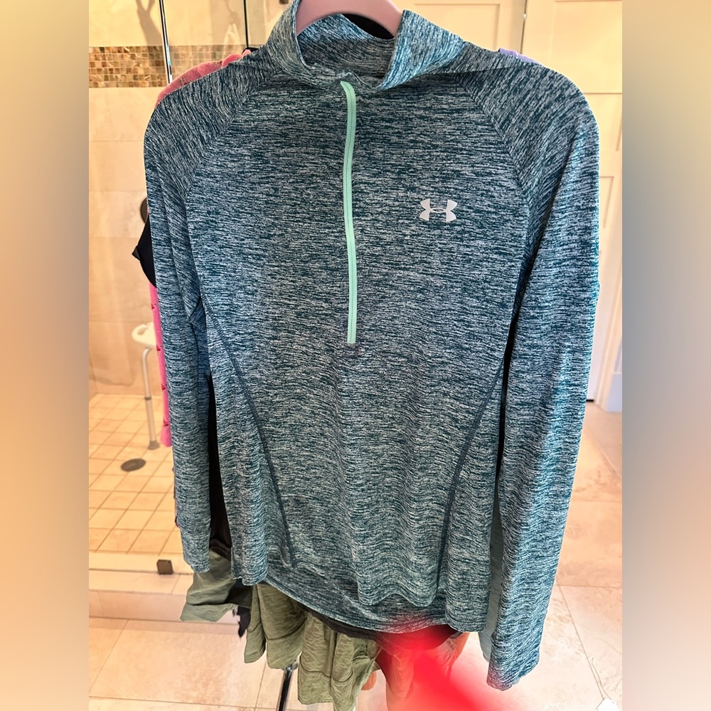Under armor athletic zipped neck long sleeved shirt size medium, blue/green